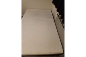 Bed en matras in goede staat.