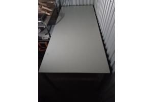 Mooie industriële tafel in goede staat.