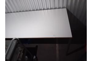 Mooie industriële tafel in goede staat.