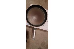 Snelkookpan, pannekoekenpan, hapjespan (allemaal voor gasfornhuis), waterkoker en vlamverdeler