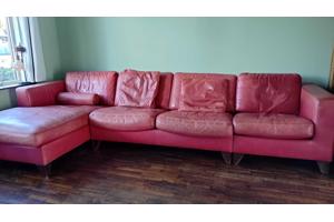 Grote rode leren bank met chaise longue. Kan ook in drie losse delen worden neergezet.