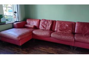 Grote rode leren bank met chaise longue. Kan ook in drie losse delen worden neergezet.