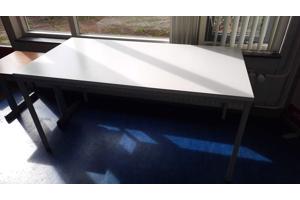 Vier oude school groepstafels.