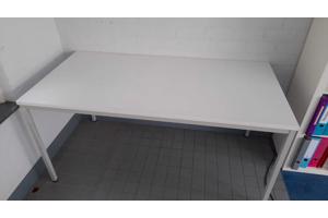 Vier oude school groepstafels.