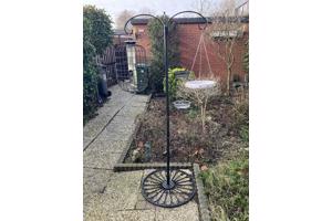 Standaard met voedersilo+kooi, bakjes voor voer, hanger voor vetblok