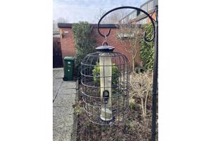 Standaard met voedersilo+kooi, bakjes voor voer, hanger voor vetblok