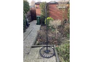 Standaard met voedersilo+kooi, bakjes voor voer, hanger voor vetblok