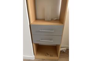 Hoge smalle kast met 2 lades