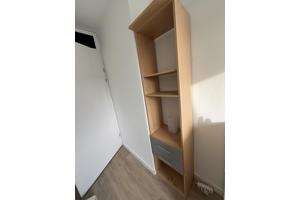 Hoge smalle kast met 2 lades