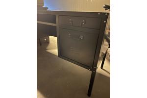 Ruim bureau met twee rijen laden