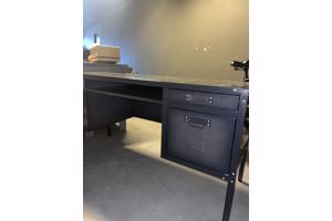 Ruim bureau met twee rijen laden