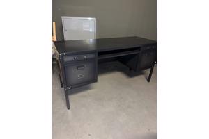 Ruim bureau met twee rijen laden