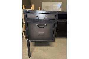 Ruim bureau met twee rijen laden