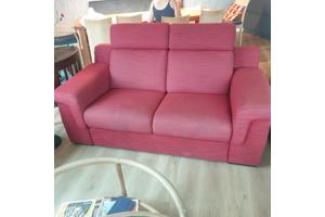 Comfortabele rode tweezitsbank met hoge rugleuning