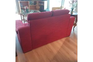 Comfortabele rode tweezitsbank met hoge rugleuning