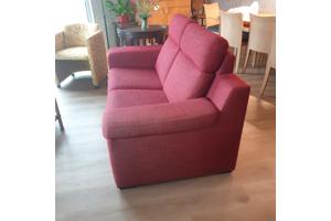 Comfortabele rode tweezitsbank met hoge rugleuning