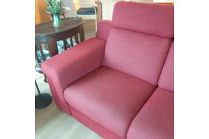Comfortabele rode tweezitsbank met hoge rugleuning