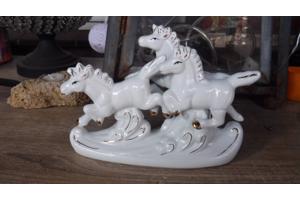 euk keramiek beeldje van drie witte paarden A