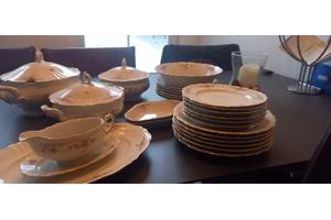 Een 29 delig servies voor 6 personen, in zeer goede staat.