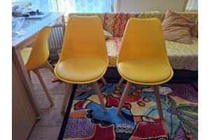 3 gele kuipstoeltjes