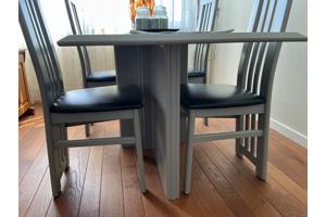 Eetkamertafel +4stoelen