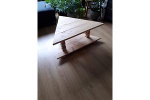 Houten driehoekige bijzettafel