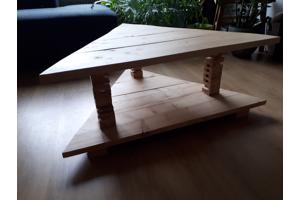 Houten driehoekige bijzettafel