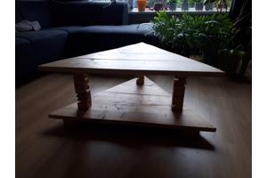 Houten driehoekige bijzettafel