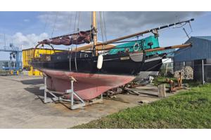 Kajuit zeilboot polyester op hout