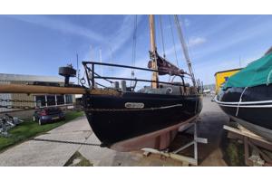 Kajuit zeilboot polyester op hout