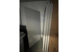 4 metalen grijze tafels