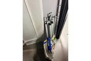 4 metalen grijze tafels