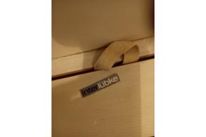 grenen kast: een zee van ruimte onder je bed met vier grote laden