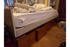 grenen kast: een zee van ruimte onder je bed met vier grote laden