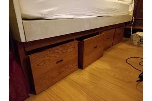 grenen kast: een zee van ruimte onder je bed met vier grote laden