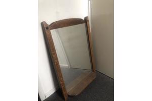 Grote spiegel met houten rand