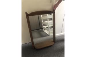 Grote spiegel met houten rand