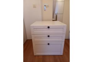 Een goed functionerend wit Ikea ladekastje met 3 lades