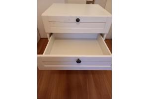 Een goed functionerend wit Ikea ladekastje met 3 lades