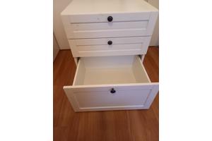 Een goed functionerend wit Ikea ladekastje met 3 lades