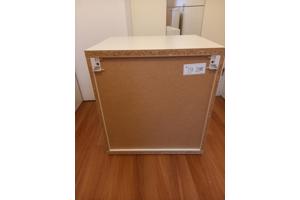 Een goed functionerend wit Ikea ladekastje met 3 lades