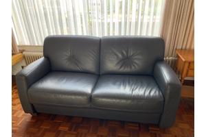 blauwe tweezits bank. Leer