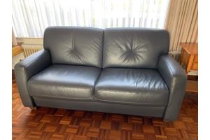 blauwe tweezits bank. Leer