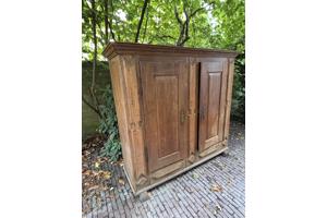 Antieke houten bruine kast