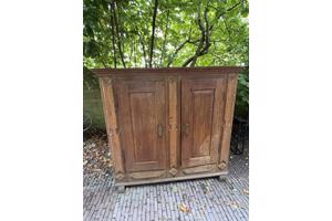 Antieke houten bruine kast
