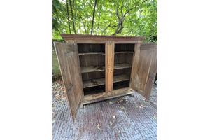 Antieke houten bruine kast
