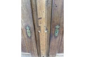 Antieke houten bruine kast