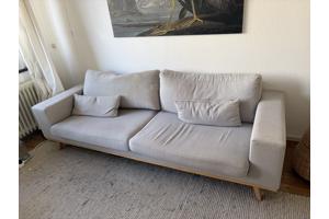 Nous living 3-zitsbank torino, grijs met houten poten