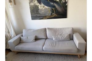 Nous living 3-zitsbank torino, grijs met houten poten