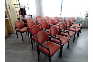 15 stevige oranje stoelen